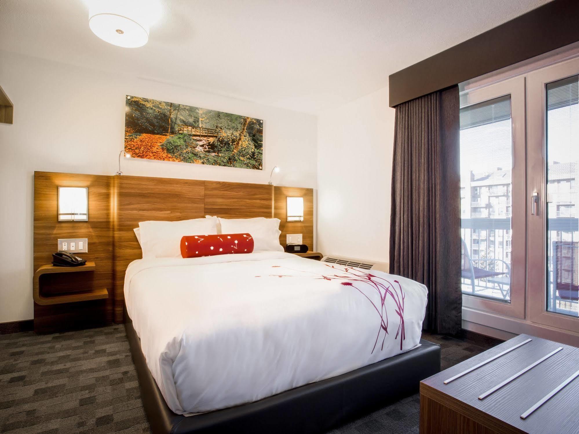 Hotel Elan YYC Eksteriør bilde